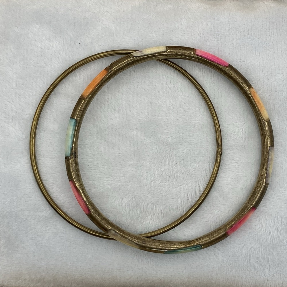 Vtg 2 Brass Bangle Bracelets 1 Shell Inlay Coastal Beachy Eclectic Jingle Jangle - Picture 3 of 5